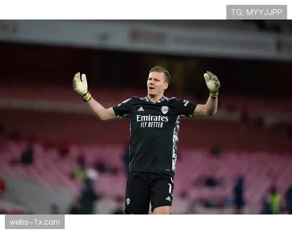 特写：终场哨响，屡失良机的奥巴梅杨低头看向自己传中出界的右路